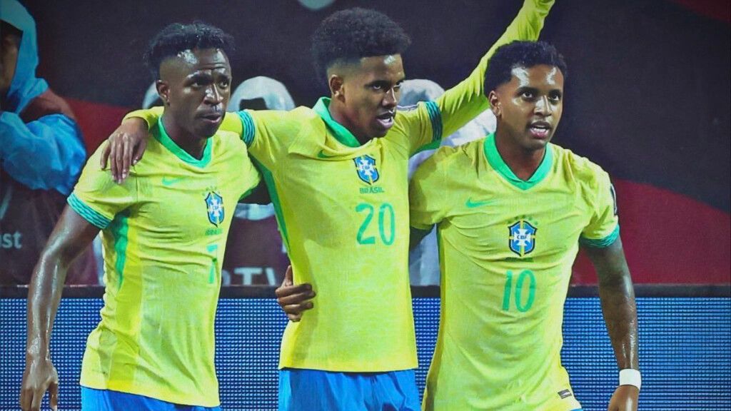  Vinicius, Rodrygo y Estevao celebran un gol
