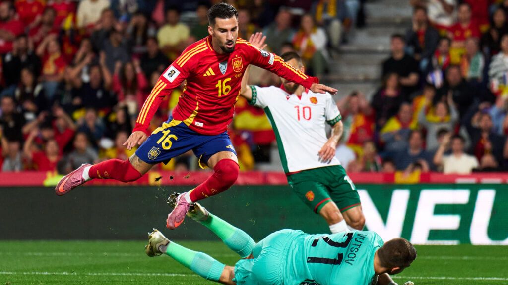  Álex Baena salta sobre el portero de Bulgaria en el partido con España (foto: sefutbol).