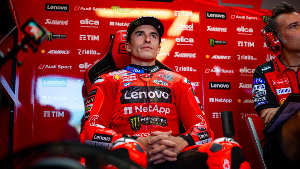  Marc Márquez, en el box de Ducati.