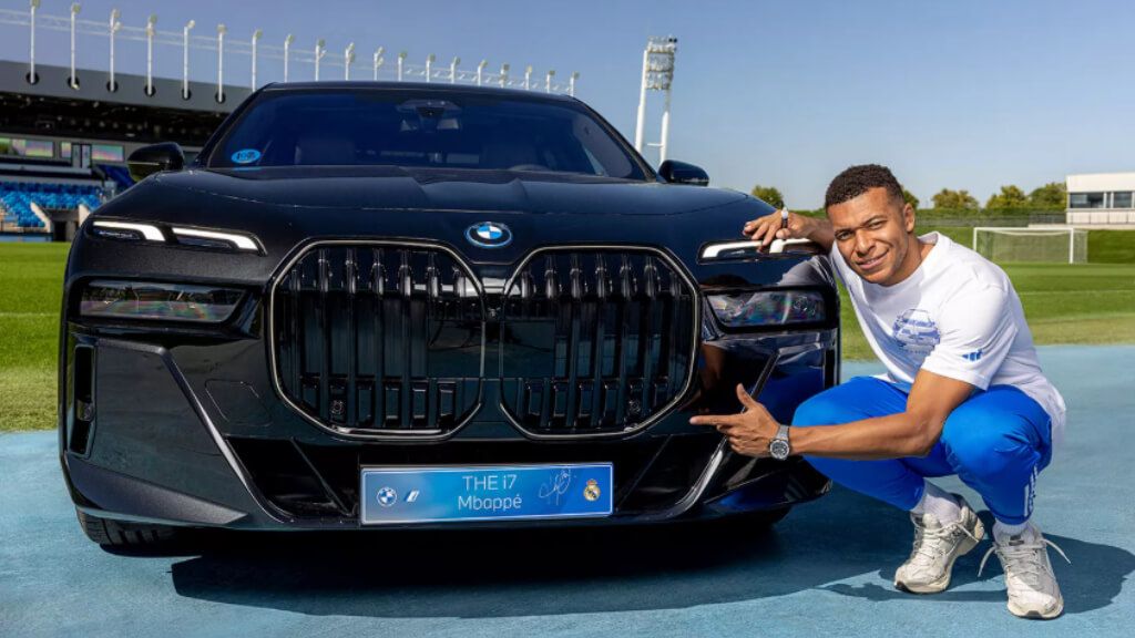 Kylian Mbappé, con su nuevo BMW.