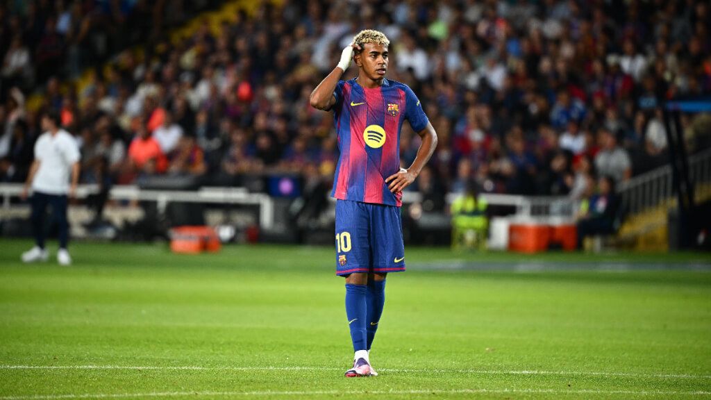  Lamine Yamal en un partido con el FC Barcelona (Cordon Press)