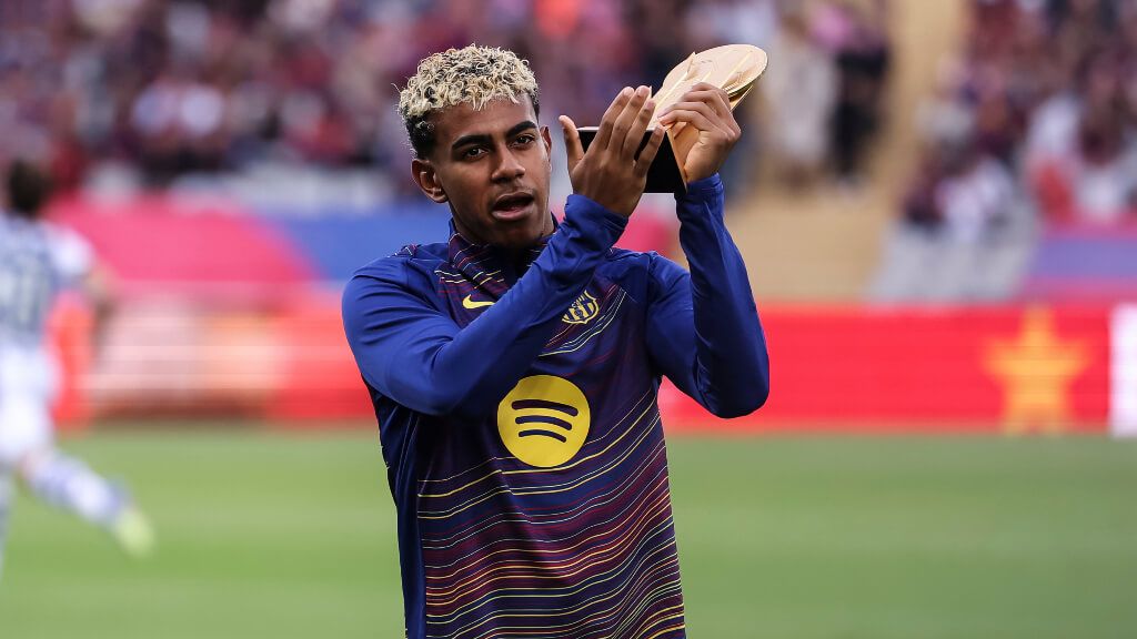  Lamine Yamal con el Trofeo Kopa (Europa Press)