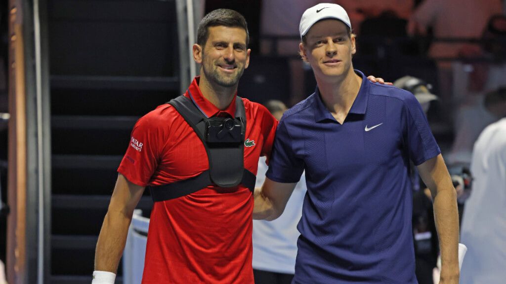 Novak Djokovic y Jannik Sinner antes de comenzar la semifinal del Six Kings Slam (Cordon Press)