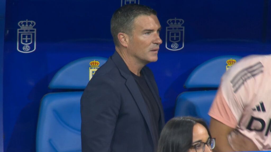  Luis Carrión recibió pitadas en su regreso al Carlos Tartiere con el Oviedo (Captura: DAZN).