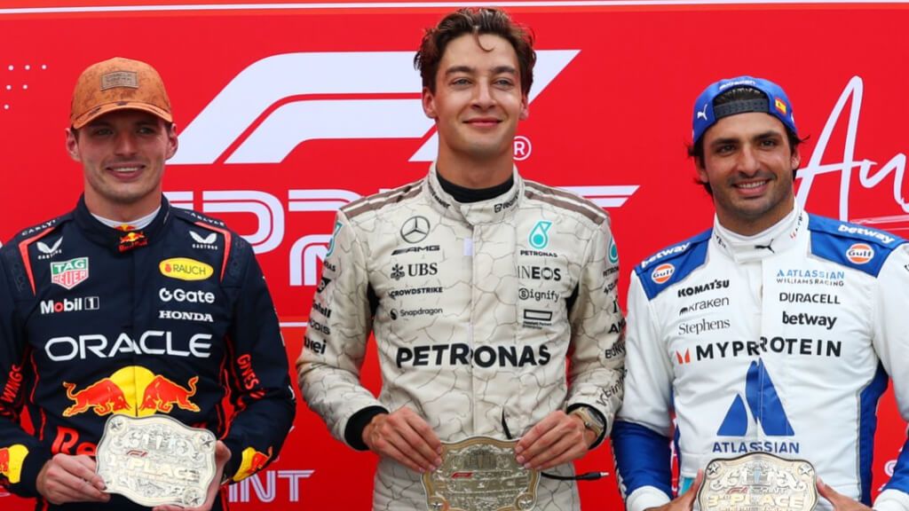 Carlos Sainz, en el podio de la 'sprint' con Verstappen y Russell.