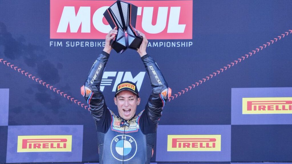  Toprak Razgatlioglu, celebrando su tercer título de WorldSKB en Jerez.