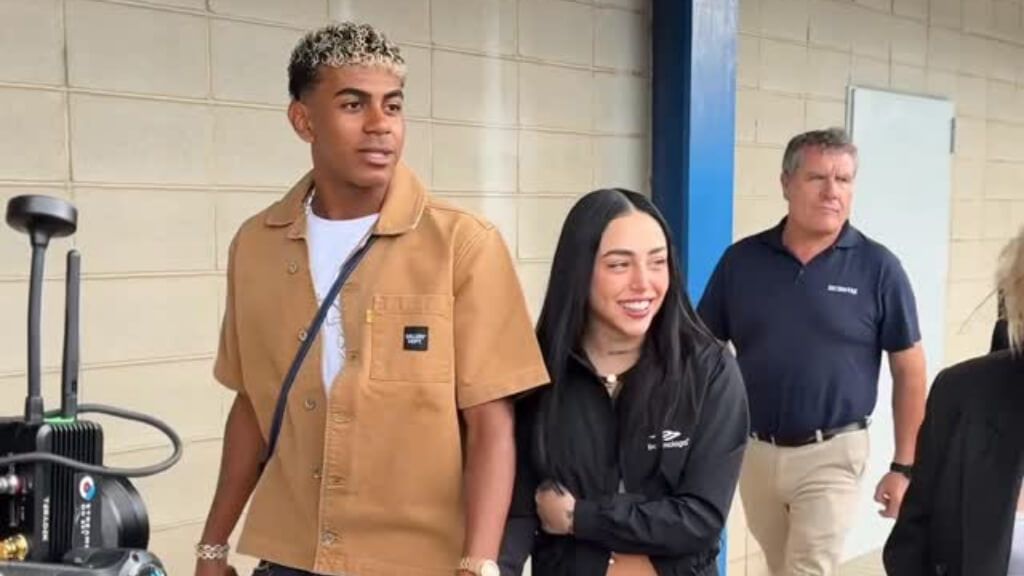 Lamine Yamal y Nicki Nicole en su llegada al Cupra Arena (Kings League)