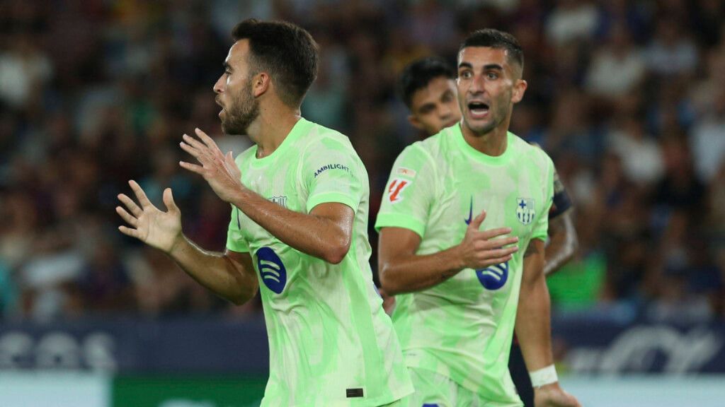  Eric García y Ferran Torres en un partido del FC Barcelona (Cordon Press)