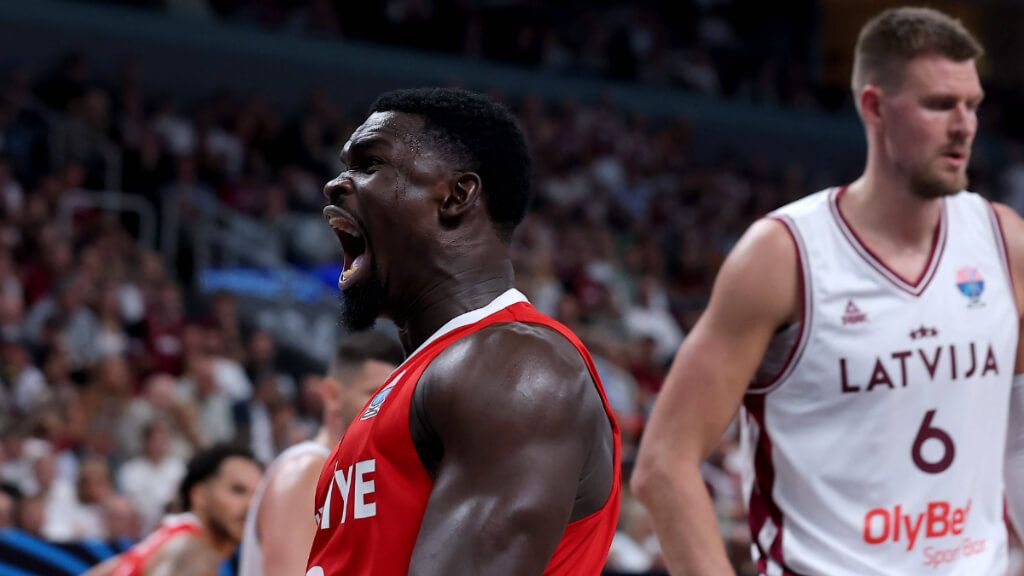  Adem Bona jugando con Turquía (Cordon Press)