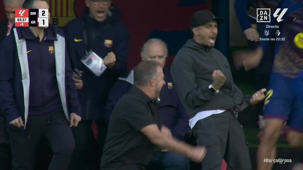  El corte de mangas de Hansi Flick tras el gol de Araújo (DAZN)