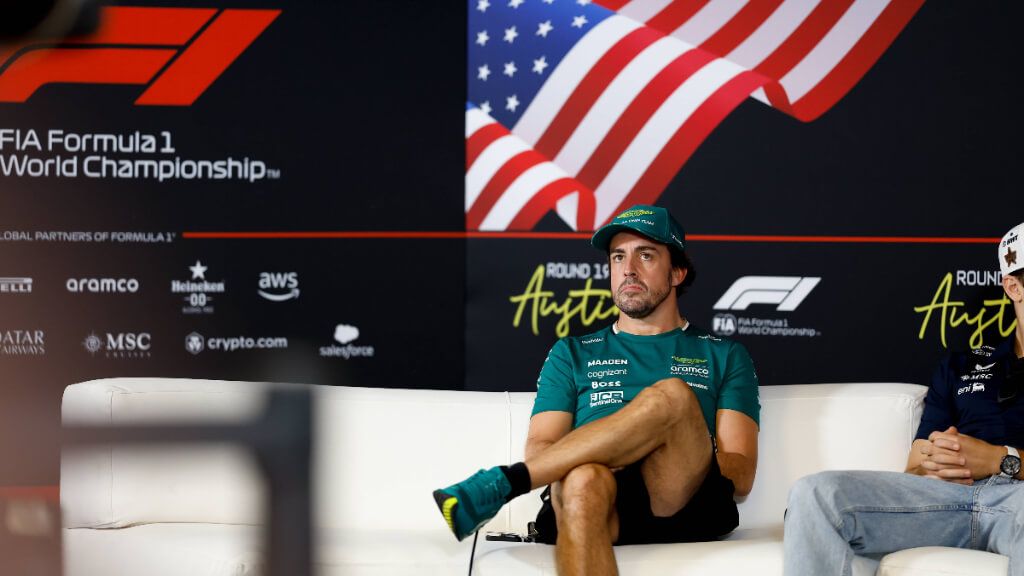 Fernando Alonso esperando a la rueda de prensa en el GP de Austin (Cordon Press)