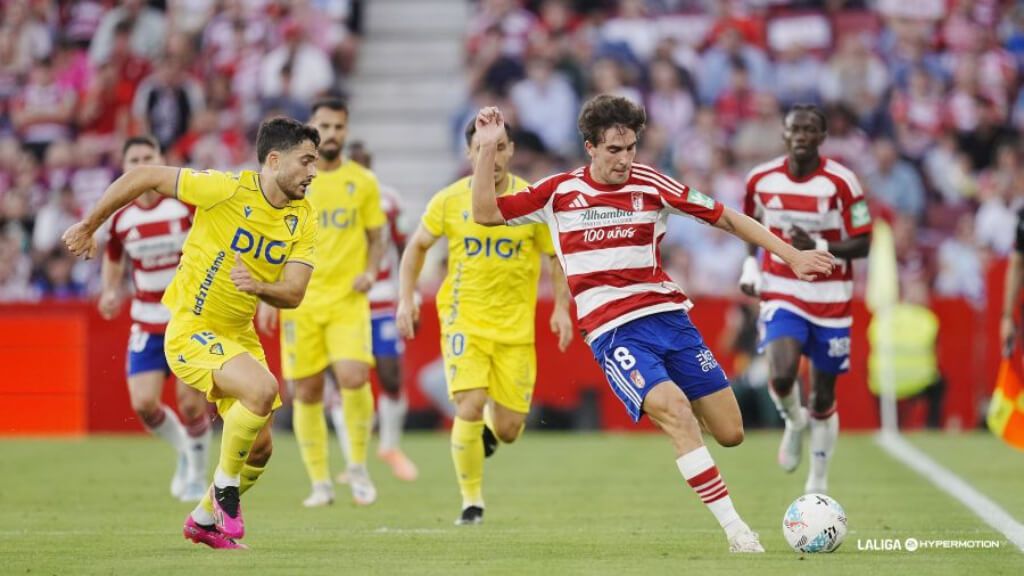 Sergio Ortuño y Pedro Alemañ, durante el Granada - Cádiz (foto: LALIGA).