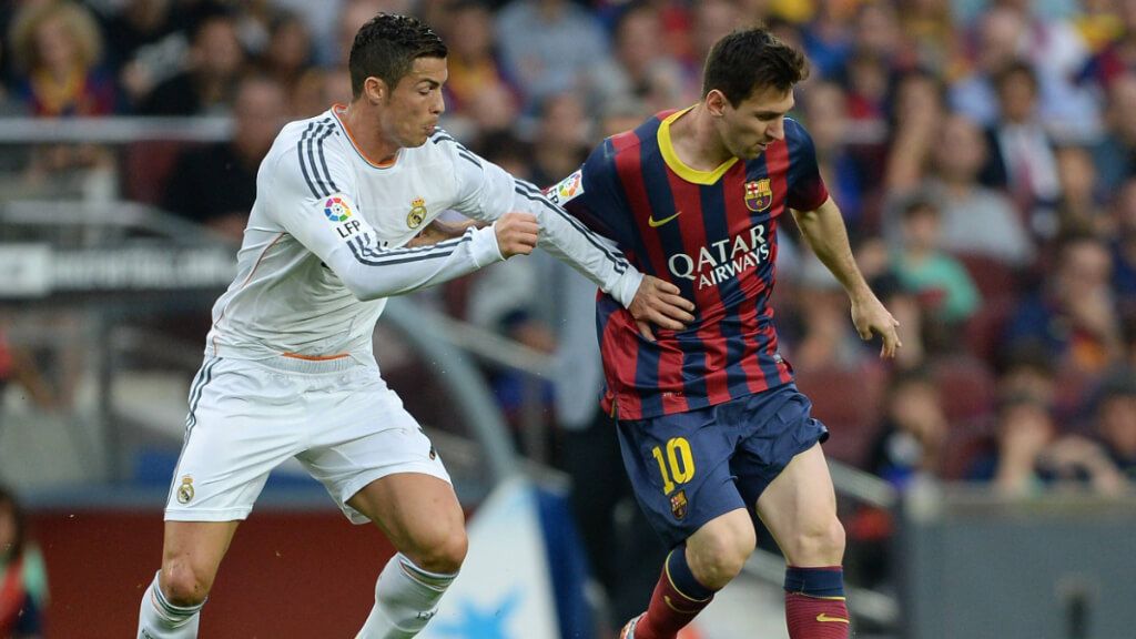 Cristiano Ronaldo intenta arrebatar un balón a Messi en un Real Madrid-Barcelona (foto: Cordon Pre