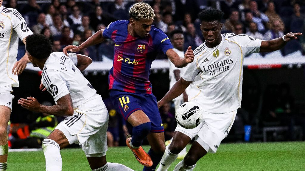 Lamine Yamal busca marcharse de Militao y Tchouaméni en el Real Madrid - Barcelona (foto: Cordon P