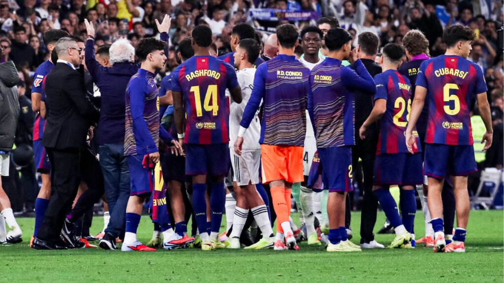 El Clásico del Santiago Bernabéu acabó en un enfrentamiento entre jugadores del Barcelona y Real Madrid (Cordon Press).