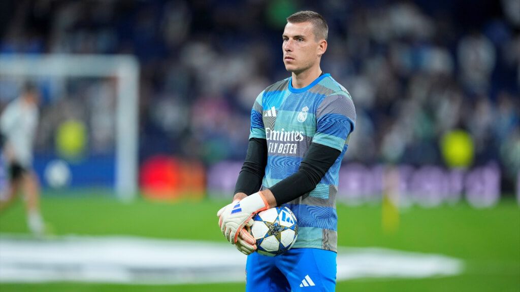 Lunin, calentando en el partido de Champions del Madrid ante la Juventus.