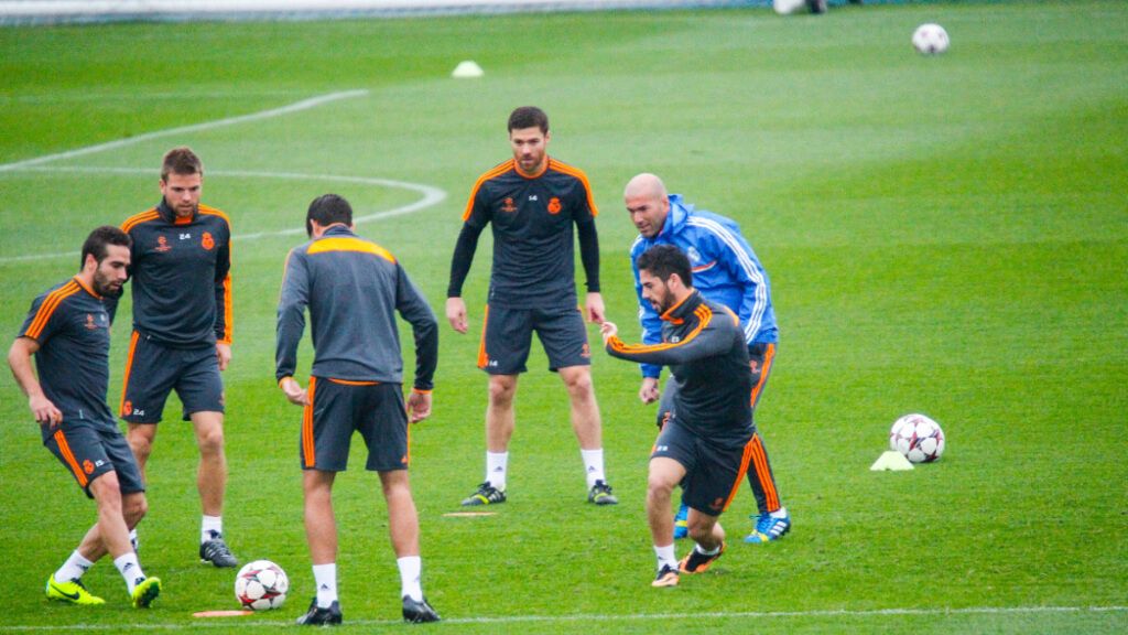  Xabi Alonso y Zidane coincidieron en el Real Madrid con el galo siendo segundo de Ancelotti (Cordon