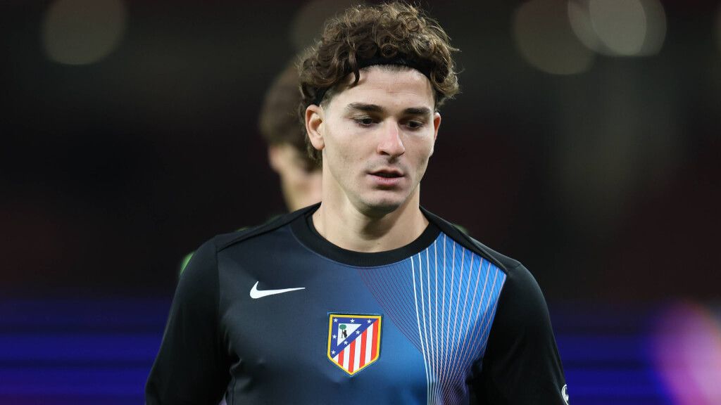 Julián Álvarez calienta en el Emirates Stadium