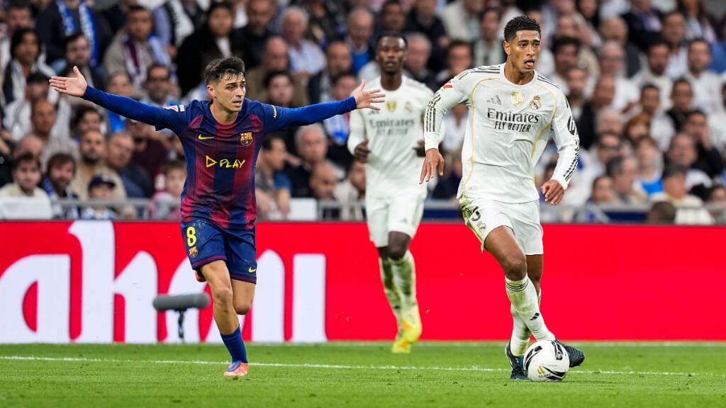  Jude Bellingham y Pedri en el Clásico (Europa Press)