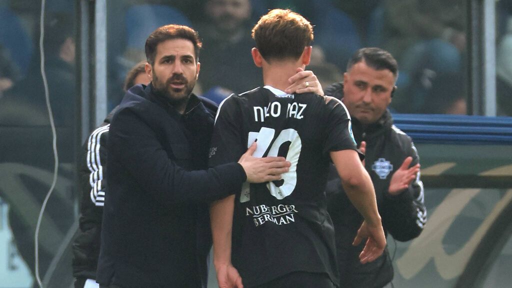 Nico Paz, junto a Cesc Fábregas (Cordon Press)