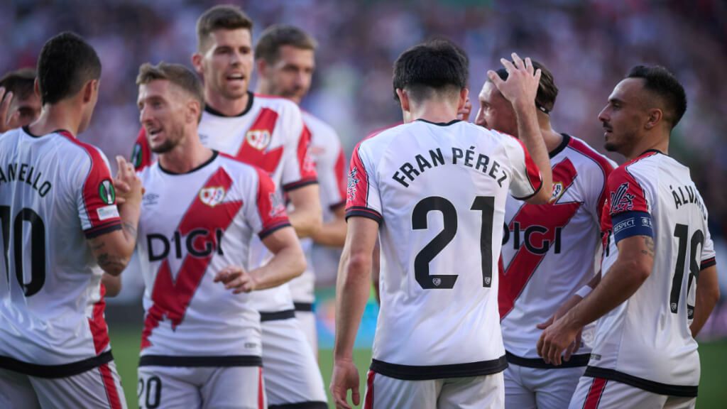  Los jugadores del Rayo Vallecano celebran en Conference (Cordon Press)