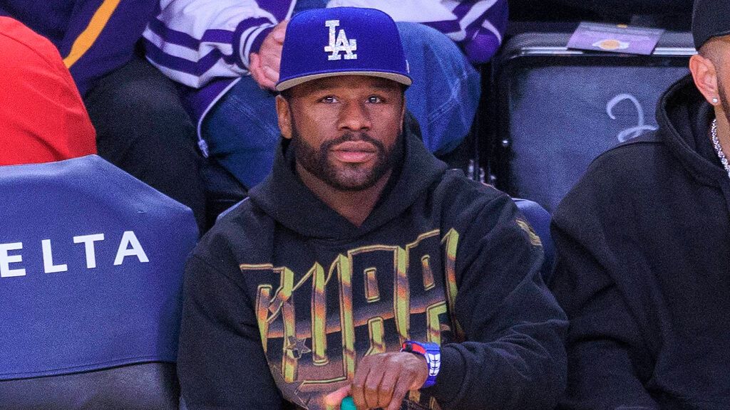Floyd Mayweather viendo un partido de la NBA (Cordon Press)