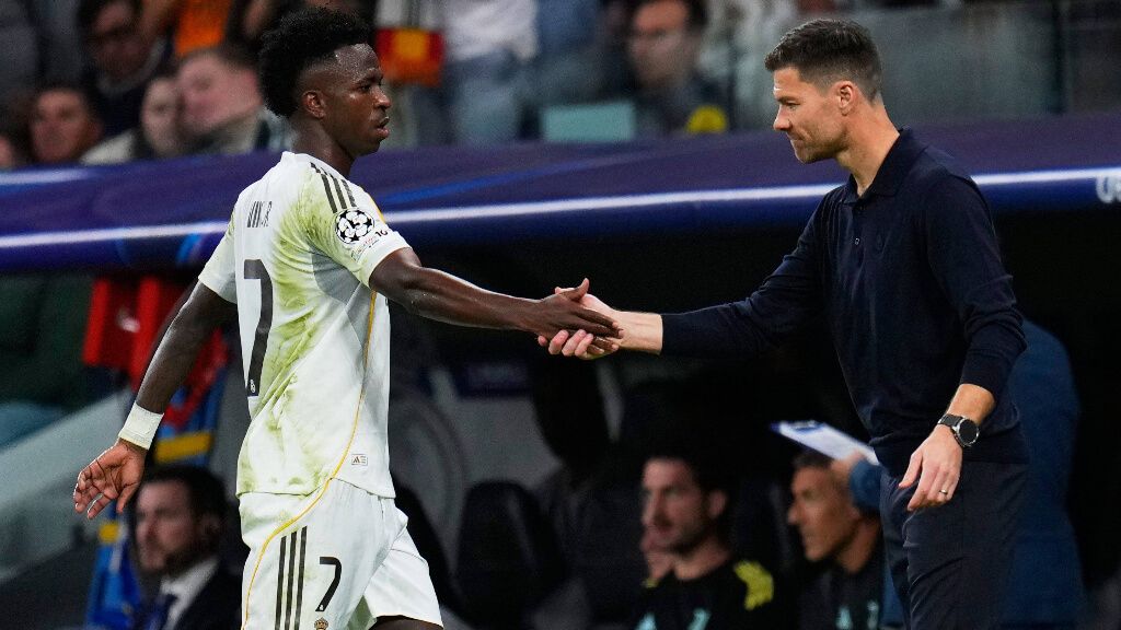  Vinicius y Xabi Alonso en un partido