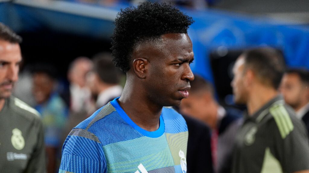 Vinicius llegando al banquillo (Europa Press)