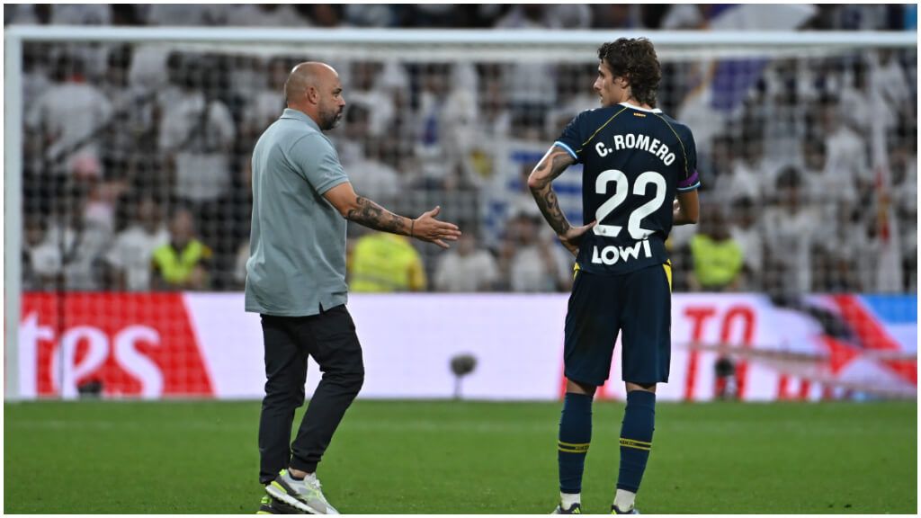  Manolo González y Carlos Romero, tras la derrota del Espanyol en el Bernabéu. (EFE)