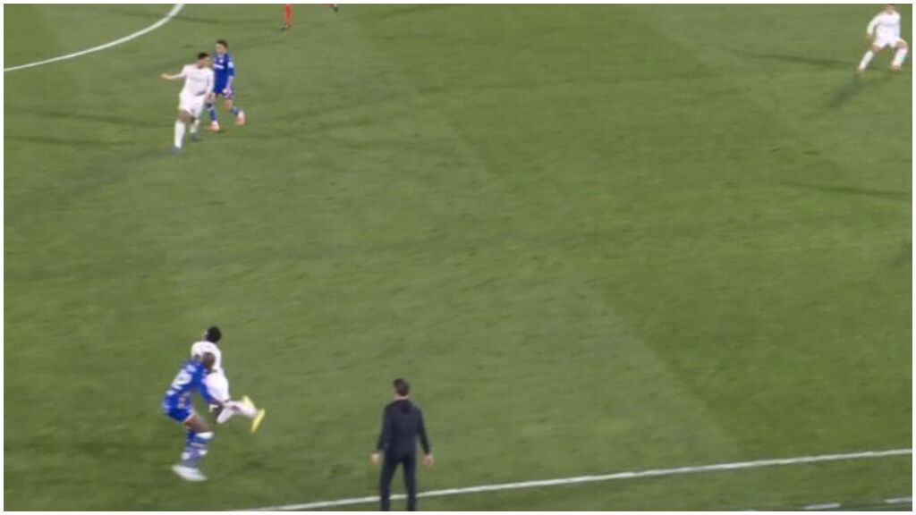  La acción con Vinicius que encadena la roja a Nyom. (Movistar)