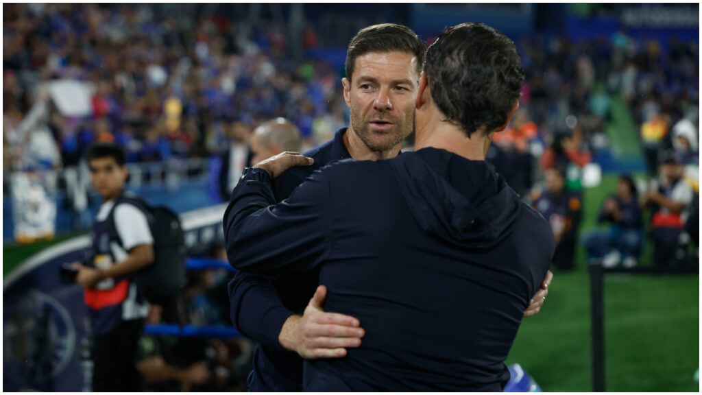  El abrazo de Xabi Alonso y José Bordalás. (EFE)