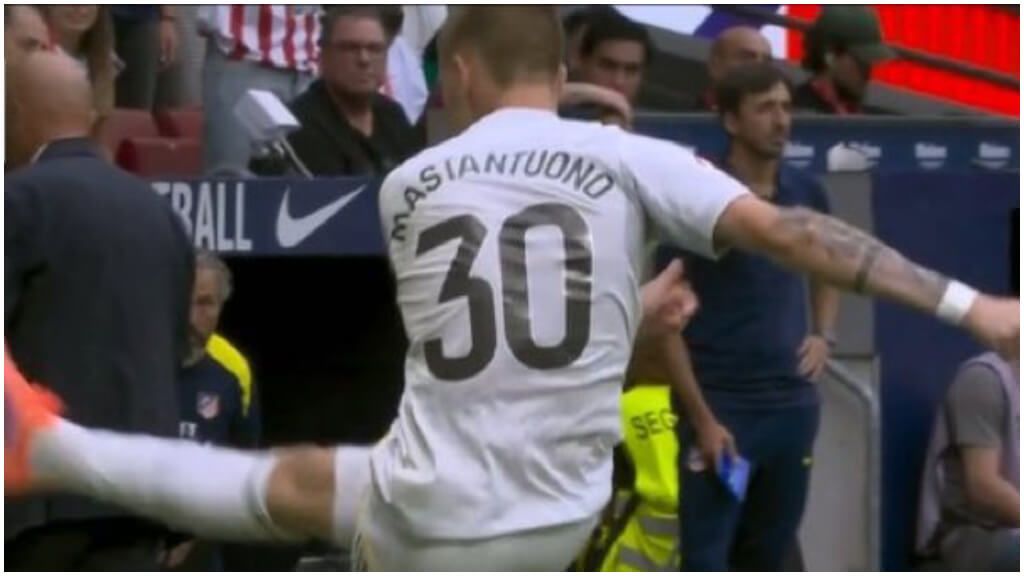 Franco Mastantuono y el balonazo a la grada del Metropolitano. (DAZN)