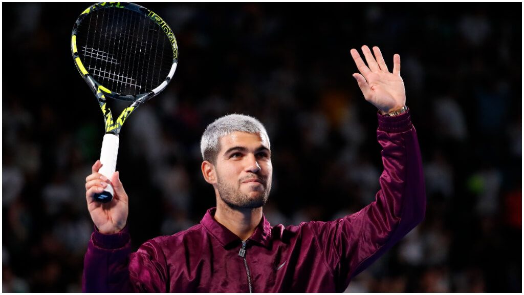 Carlos Alcaraz celebra el pase en Tokio.