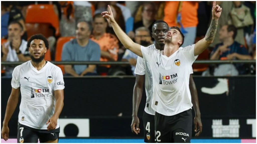  Santamaria celebra su primer gol con el Valencia en Mestalla. (LaLiga)