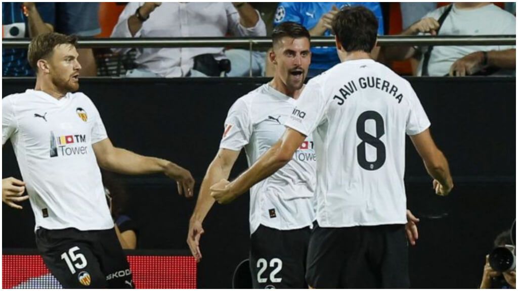 Santamaria celebra su primer gol con el Valencia en Mestalla. (LaLiga)