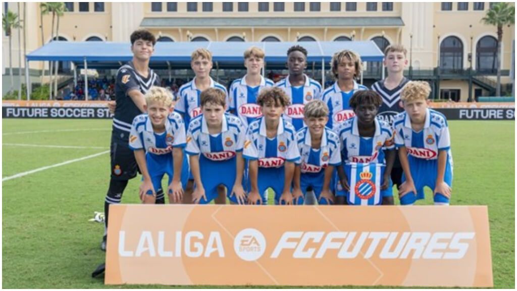  Landon Glasser, tercer jugador de la parte alta empezando por la izquierda, en Orlando.