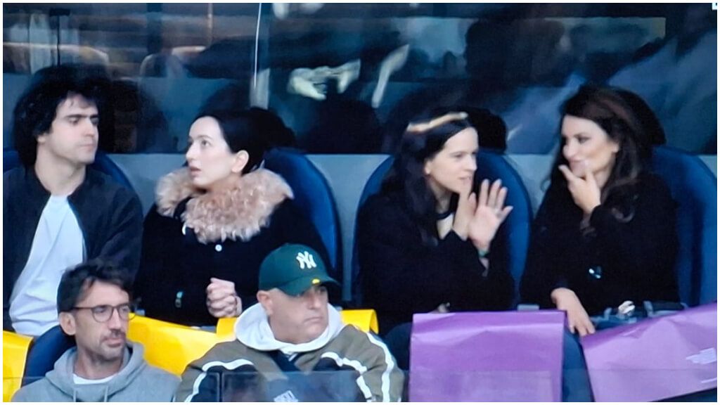  Rosalía y Penélope Cruz, en el palco del Santiago Bernabéu. (DAZN)