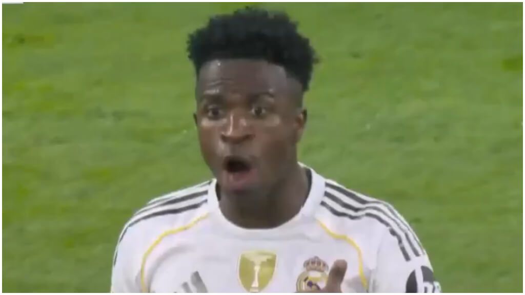  El enfado de Vinicius tras el cambio en el Clásico. (DAZN)