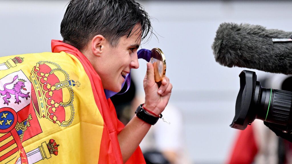 María Pérez enseñando la medalla de oro en el Mundial de Tokio 2025 (Cordon Press)