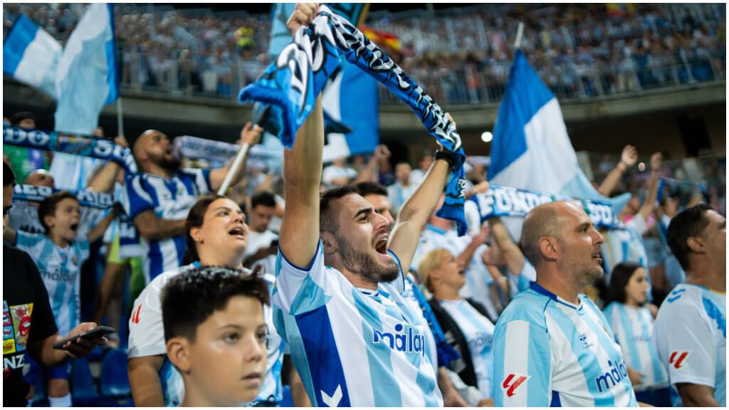  Aficionados del Málaga durante el partido ante el Dépor en La Rosaleda. (Cordon Press)