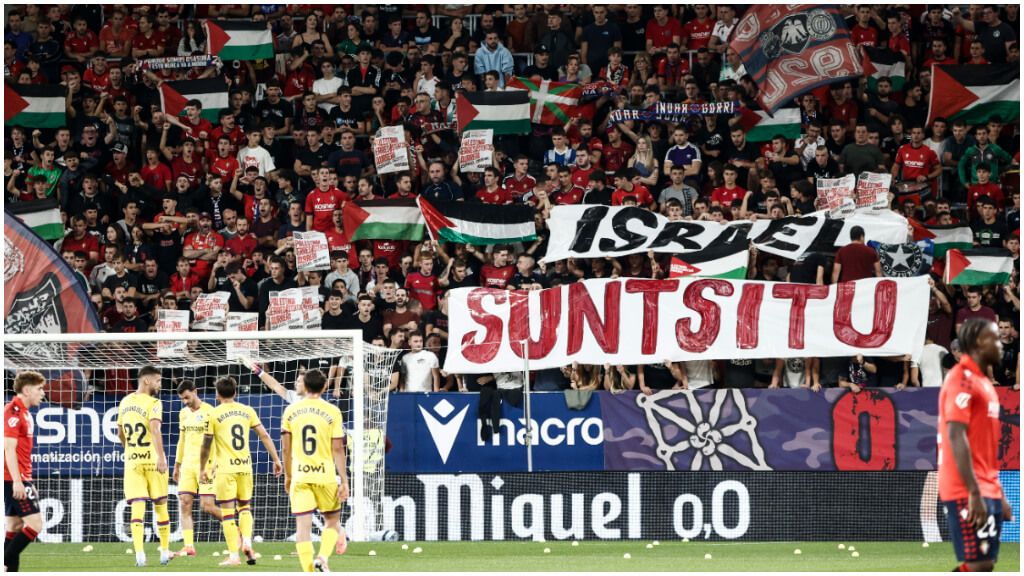  El lanzamiento de pelotas amarillas en el Osasuna - Getafe. (EFE)