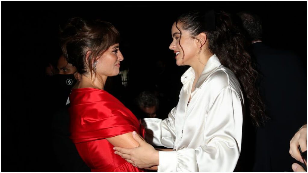  Rosalía y Penélope Cruz posando juntas. (Europa Press)
