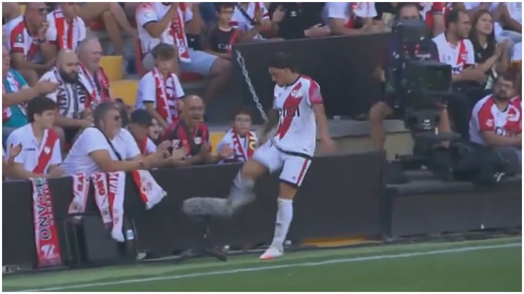  Pacha Espino golpea un micrófono tras ser sustituido en Vallecas. (@MovistarFutbol)