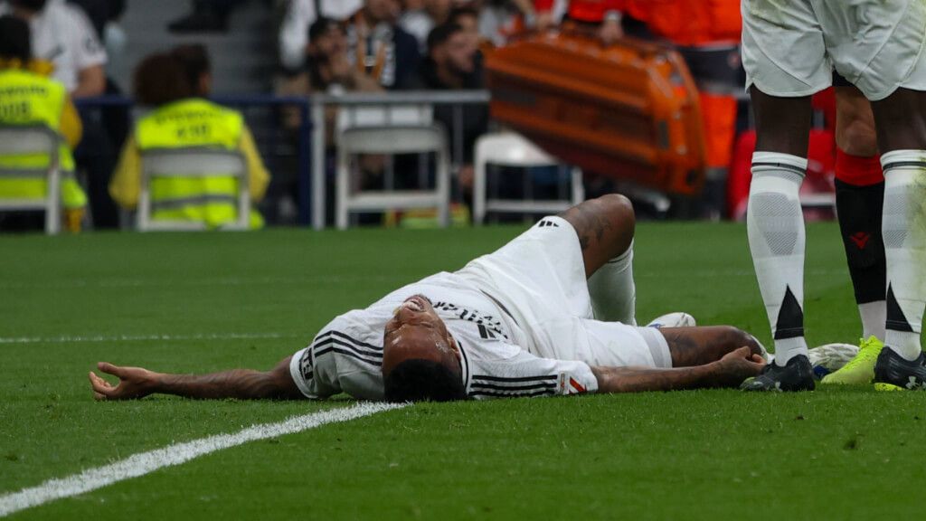  Éder Militao lesionado en el césped (Cordon Press)