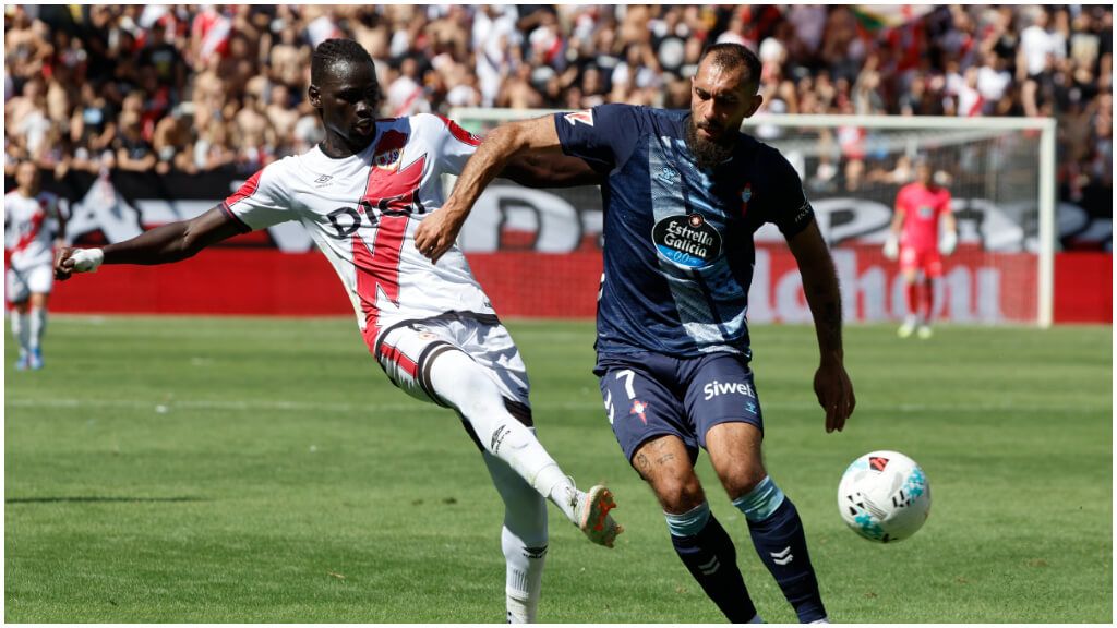  Pathé Ciss y Borja Iglesias, durante el Rayo Vallecano - Celta de Vigo. (EFE)