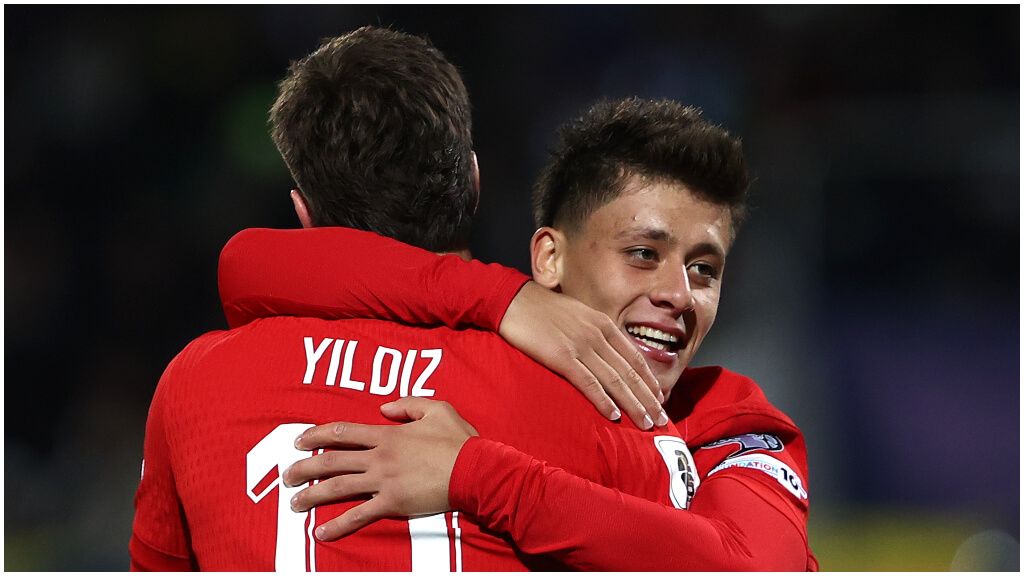  Arda Güler celebra su asistencia a Kenan Yildiz. (EFE)