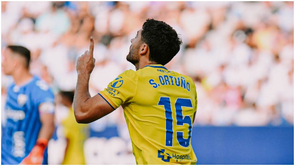  Sergio Ortuño celebra su primer gol con el Cádiz. (LaLiga)