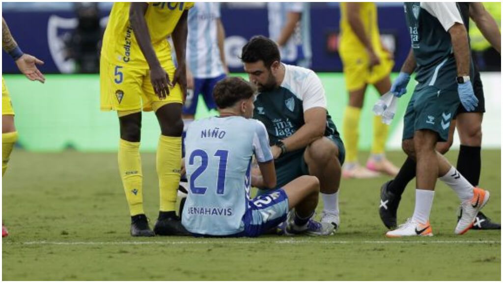 Adrián Niño cae lesionado en el Málaga-Cádiz.