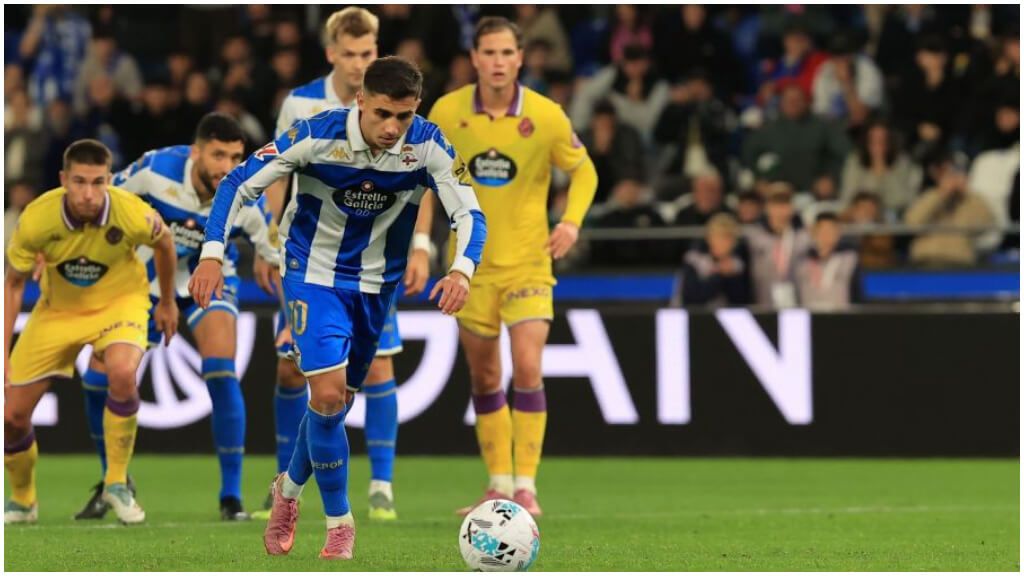 Yeremay ejecuta el penalti señalado a instancias del VAR (LALIGA HYPERMOTION)