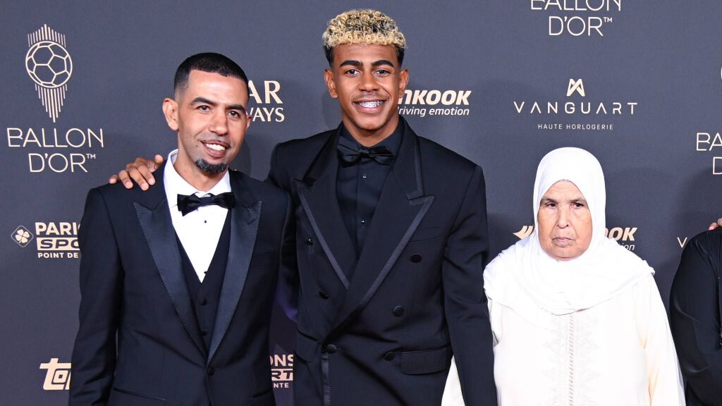  Lamine Yamal, su padre y su abuela (Cordon Press)